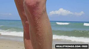 Realitykings-milf-metsästäjä Sean Lawless ja Silvia Saige blondissa lesbo-nuolofestissä.