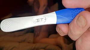 Tehotná ryšavá babička túži po semene vo videách