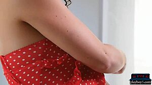 Hei, iubito, vrei să-mi vezi sânii mari exotici pozând?