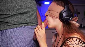 फ्रेंड ने झूठ बोला, तो मैंने उसका हार्ड शाफ्ट चूसा।