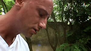 Loirinha com peitinhos maior de idade deseja pau em foda ao ar livre com lingerie sexy e salto alto