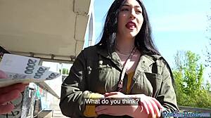 Amatir yang dijemput ngewe keras di tempat umum