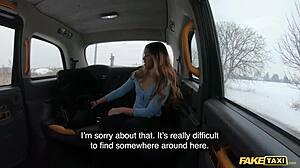 สาวเอเชียในแท็กซี่ปลอม ลงไปฉี่ข้างถนนเฉยเลย