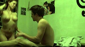 Ashley excitată suge pula uriașă a iubitului apoi călărește cu țâțele naturale săltând