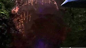 Najstnica z veliko ritjo muslimanka pobegne iz vojaškega življenja za zabavo na prostem