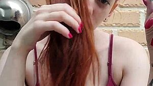 alice se aprinde cu vibratie fumurie de roscata