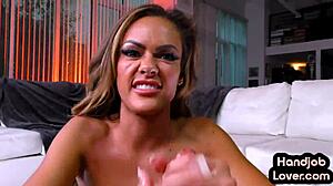 Cítíš moju namastenú ruku na svojom kurci!