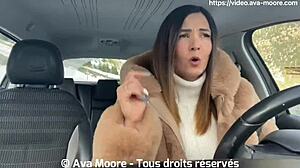 Gata Francesa Goza Forte com um Dildo Enorme no Carro na Estrada