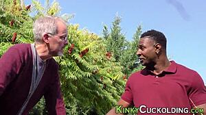 ¡Joder, las tetas grandes de la cornuda se rocían con semen!