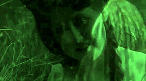 ダークランタンのヴィンテージヌードが自然の中でエロティックな秘密を告白