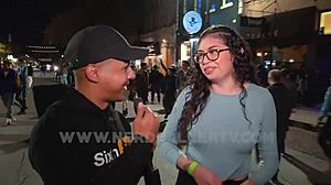 Tytöt väläyttävät isot tissit vieraille julkisilla paikoilla