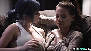 Синеволосая Джулз Блу лижет MILF Серен Сирен.