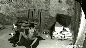 Hé, nézd ezt a csintalan rabszolgát, ahogy mélyen szopja a faszt!