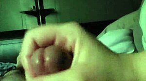 그녀가 우리 홈메이드 비디오에서 내가 쌀 때까지 핸드잡 해 줘 😍