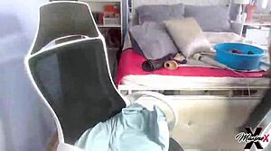 Maxine X, MILF Asia nakal, suka mainin vibrator dildo hitam besar