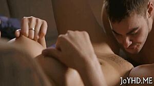 ワオ！無毛の18+のマンコを激しくドリル！