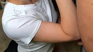 Valkoinen tyttö sylkee isolle mustalle kyrvälle suun spermaa varten