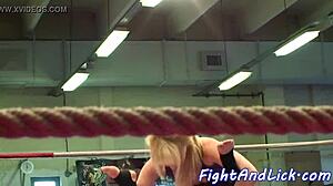 Lesbiană tatuată linge pizda în meci de wrestling feroce