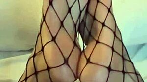 Gozando nos pezinhos da morena