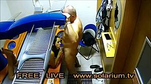 Skrytá kamera zachytí pár šukající ve veřejném soláriu!