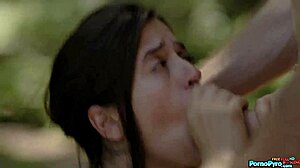 Пирс Парис лижет киску Эбби Мэйли на семейном походе на природе