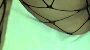 Gozando nos pezinhos da morena