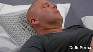 Rozkošná panenská dievča rozťahuje štíhlu pičku prvýkrát