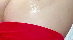 Ella se suelta cuando ve una polla en la cama! ¡Qué hardcore!