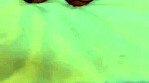 Gozando nos pezinhos da morena