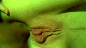 A srác nagy farka fúrja a szép szőke szűk punciját, mielőtt análisan dugja és szájba élvez