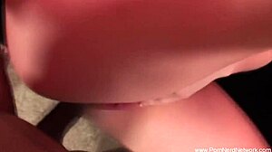 זין שחור מחליק לתוך כוס לבנה צרה