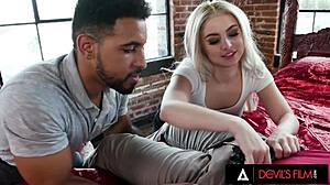 أريا بانكس وزوجها يستكشفان الجنس الثنائي مع وسيط لمعرفة مصيرهما