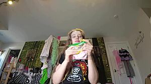 וואו! תראה אותה נרטבת ומתלכלכת עם גרבי חדר כושר!