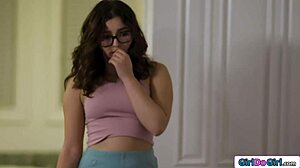 בייבס ברונטיות מלקקות במסיבת פיג'מות באתר גירל און גירל