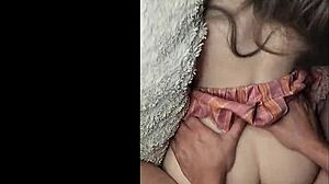 Kiszivárgott videó egy 18 éves csajról, aki egy idősebb pasival dug.