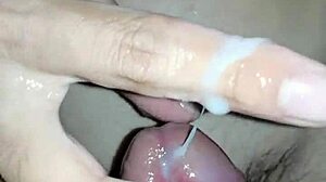 Koupelnová nehoda s mladou Asiatkou