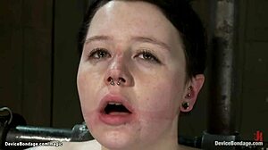 Pripeti sužnji prenašajo grobo tolčenje stroja v perverzni postavitvi.