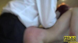 Rødhåret kinky jente slurper stor kuk skikkelig godt