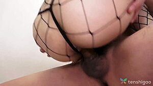 Tykk Miwa Ichikawa stønner under vill kostyme-sex med venn