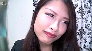 日本で恥ずかしがり屋の美しいOLをナンパ、会話で自信をつける