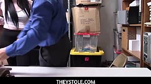 풍만한 아밀리아 오닉스, 쇼핑몰 경찰에게 벌받아!