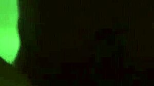 Kiihottunut huora houkuttelee kämppiksen, saa hänet kumin sisään