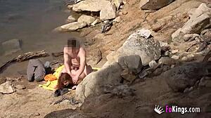 Jade在湖边猎艳猛干，狂野暴露狂！