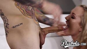 Busty Brett Rossi rider hårdt før sædsprøjt