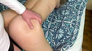 Milf z majhnimi 18+ bledimi joški želi surov intenziven seks. Preskoči kondome za hardcore domači akcijo.