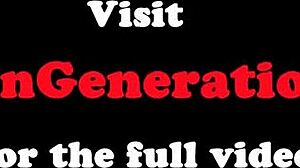 Lesbiana de 18+ se zambulle en coño de GILF con dedos en primer plano