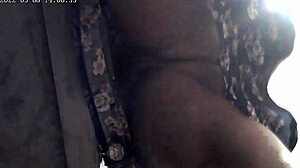 스파이캠이 팬티 없는 업스커트와 충격적인 드러냄 잡아