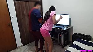 मेरी इनोसेंट मेक्सिकन कजिन को डॉगीस्टाइल में ट्रिक करता हूं, रेगेटन मूव्स के साथ