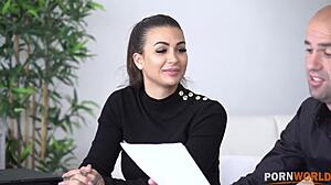 Susy Gala berie dva kurce do piče a úst, čistá blaženosť.