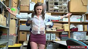 Ofițerul o fute tare pe adolescenta 18+ pentru furt de telefoane